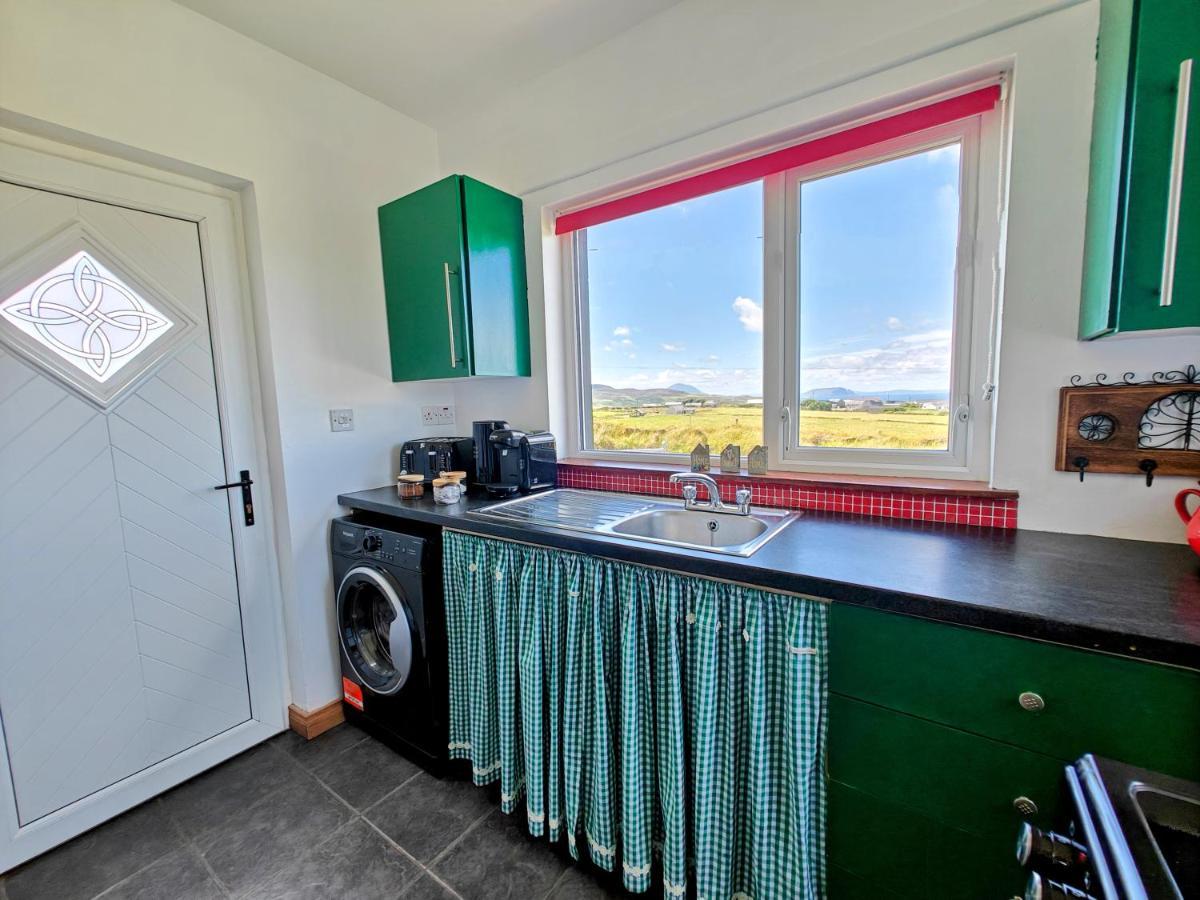 Teach Roisin-Traditional Irish Holiday Cottage In Malin Head. Exterior photo